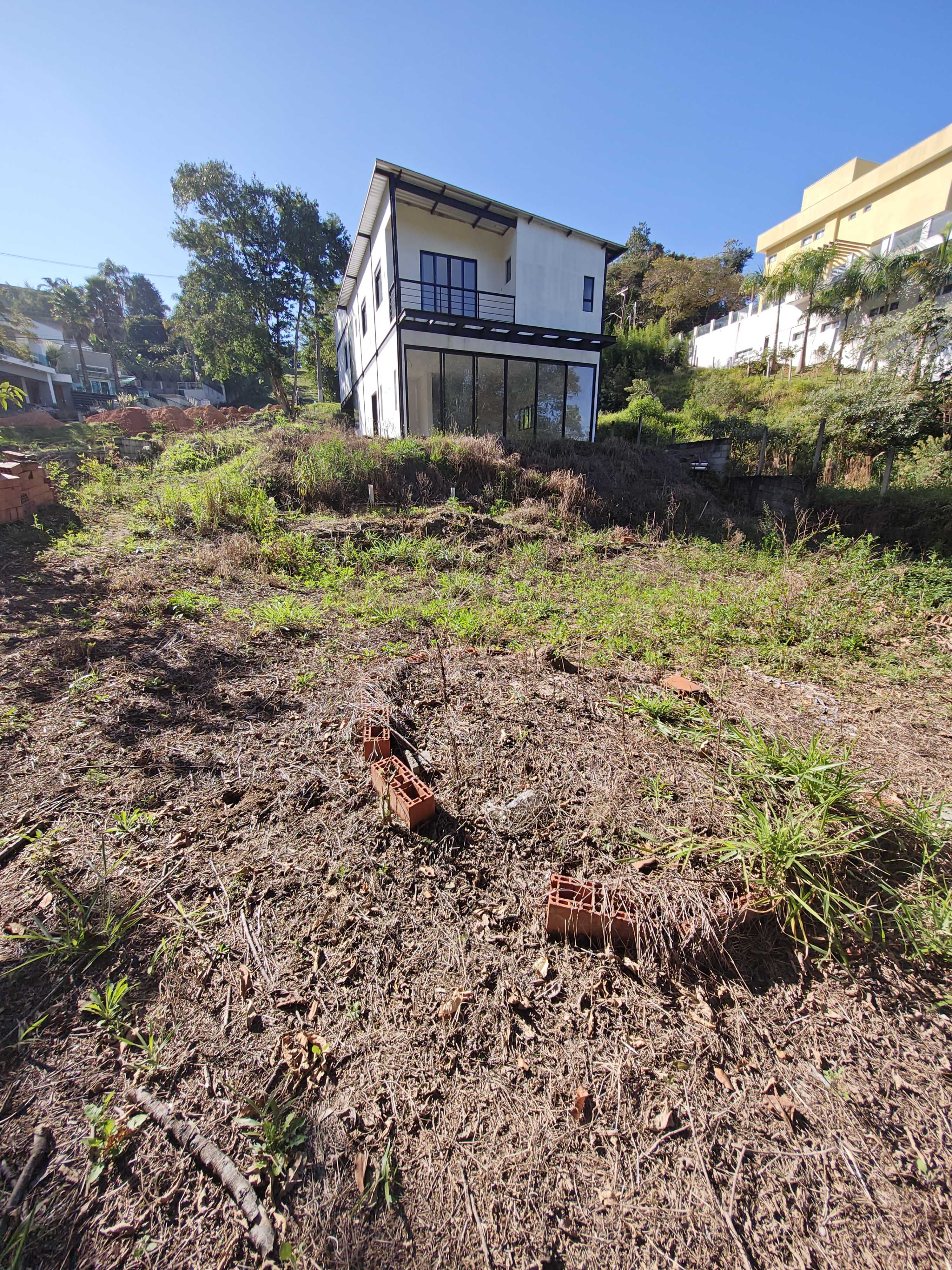 Casa contemporânea em meio à natureza